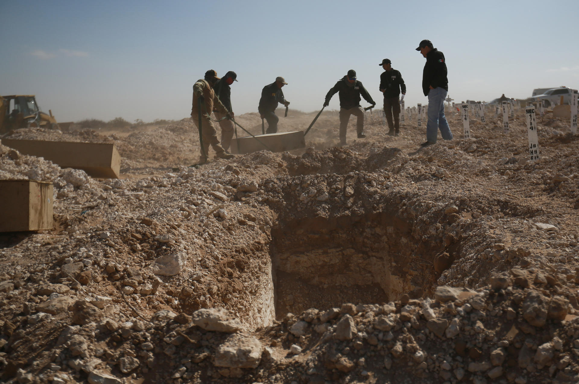 Personal de Servicios Periciales y Ciencias Forenses inhuman la Fosa Común del panteón San Rafael en Ciudad Juárez, este viernes en Ciudad Juárez en el estado de Chihuahua (México). EFE/Luis Torres
