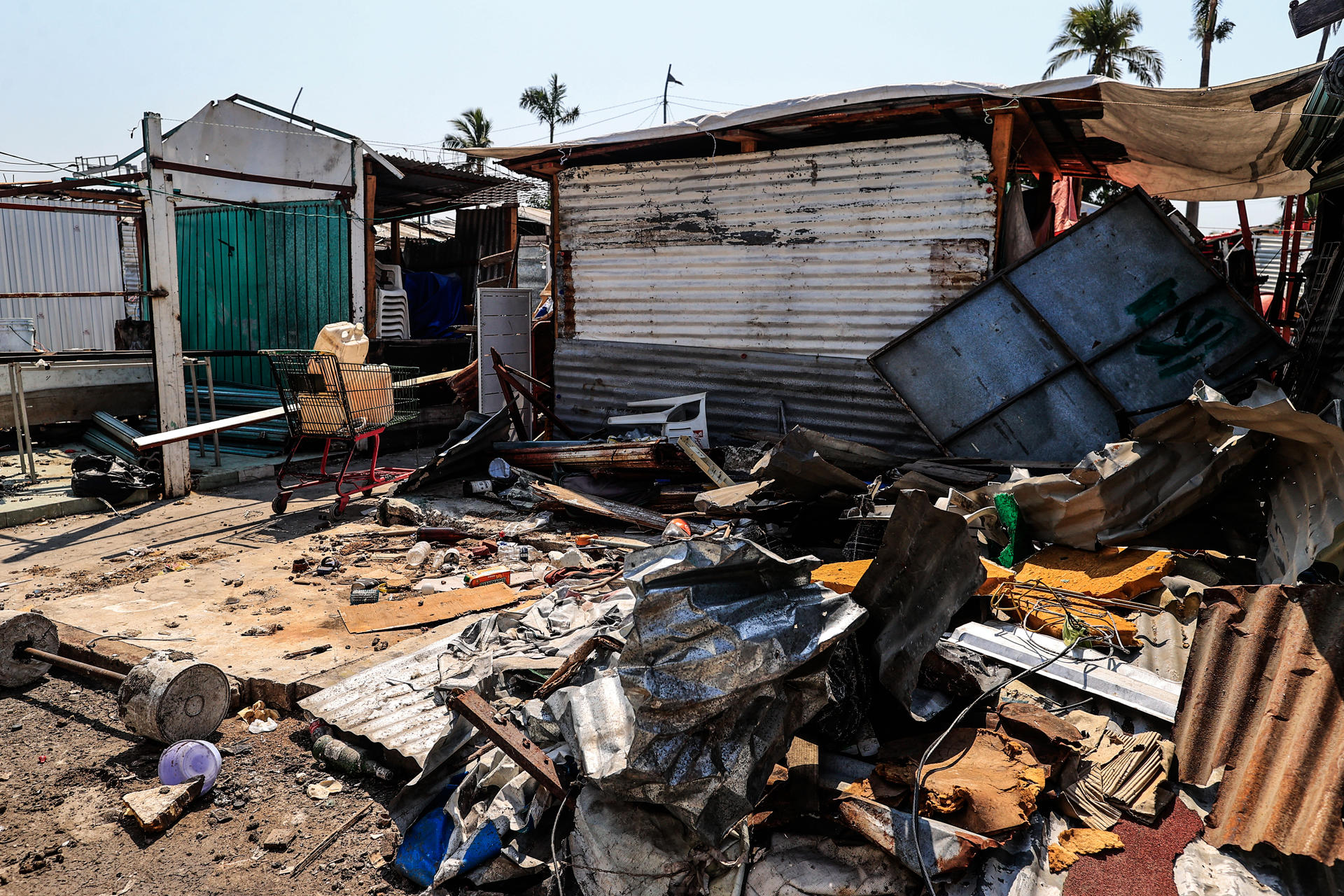 Fotografía del 15 de marzo de 2024, donde muestra locales del mercado de artesanías Papagayo, destruidos tras el paso del huracán Otis, en el balneario de Acapulco, estado de Guerrero (México). EFE/David Guzmán
