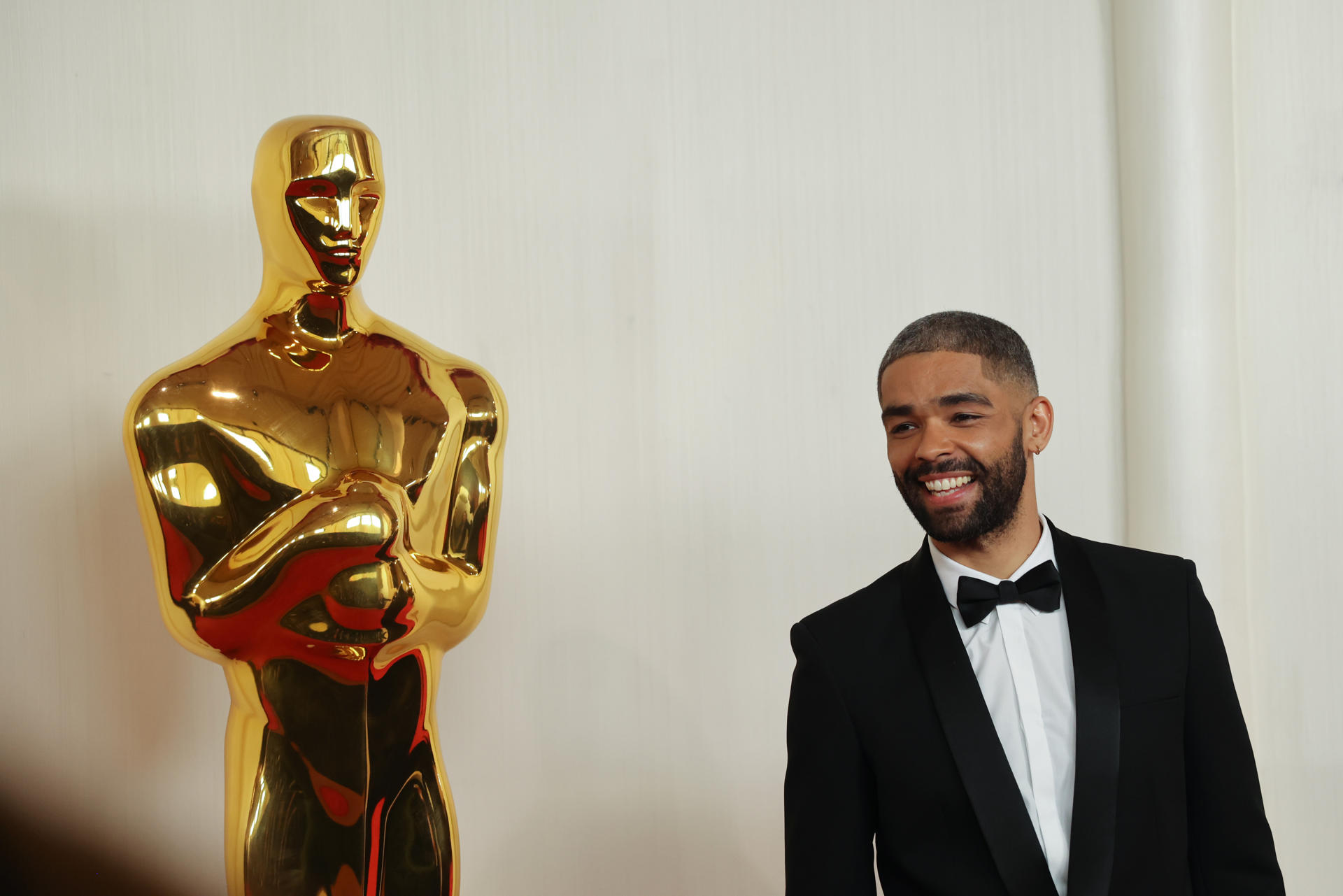 Kingsley Ben-Adir llega a la 96ª ceremonia anual de los Premios de la Academia este domingo, en el Dolby Theatre del barrio de Hollywood de Los Ángeles, California (EE.UU.). Los Oscar se otorgan por destacados esfuerzos individuales o colectivos en el cine en 23 categorías. EFE/ Kyle Grillot
