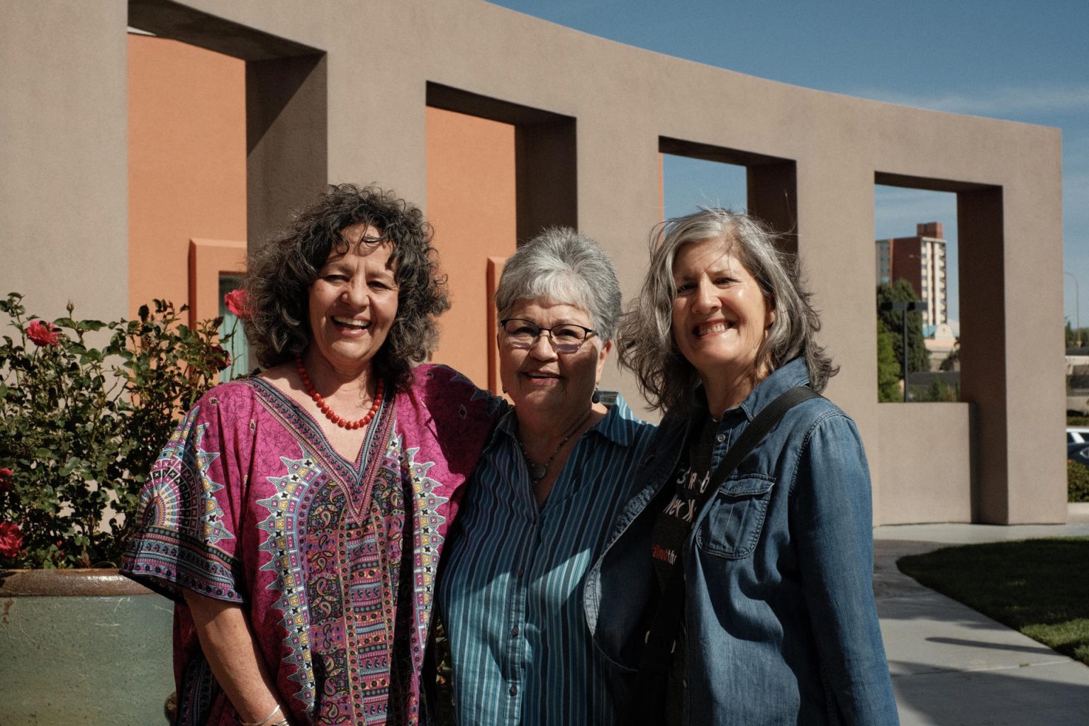 De izq. a der. Bernice Gutiérrez, Tina Cordova y Mary Martínez White posan para una entrevista con EFE, en Albuquerque, Nuevo México (EE.UU). Imagen de archivo. EFE/ Jorge Dastis