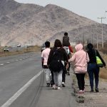 Migrantes caminan por una carretera rumbo a la frontera norte, el 9 de marzo de 2024, en Ciudad Juárez, Chihuahua (México). EFE/ Luis Torres