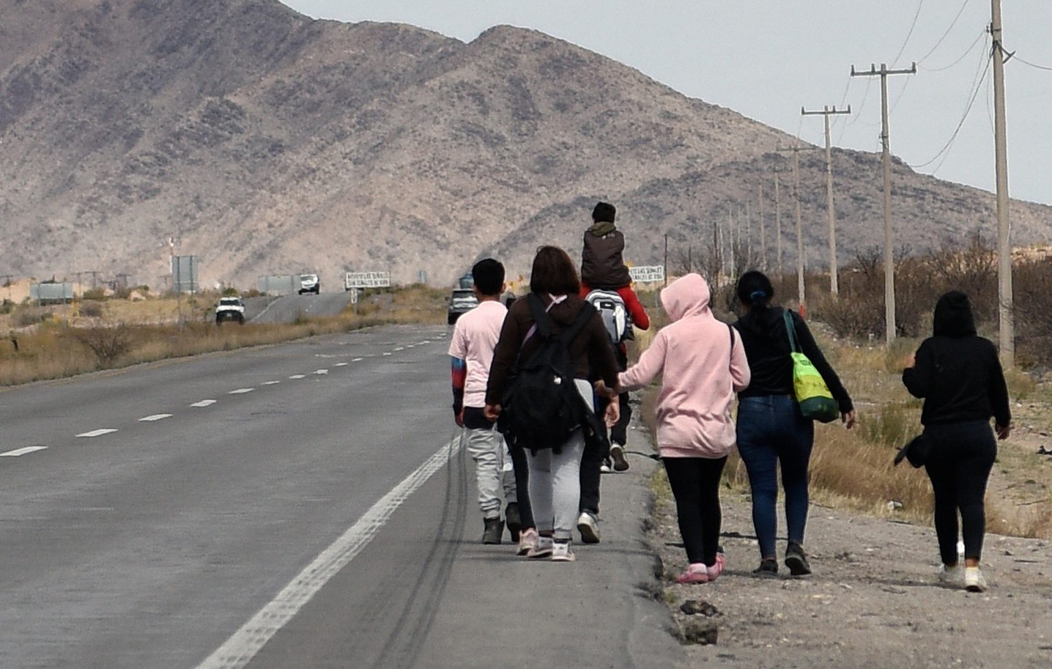 Migrantes caminan por una carretera rumbo a la frontera norte, el 9 de marzo de 2024, en Ciudad Juárez, Chihuahua (México). EFE/ Luis Torres