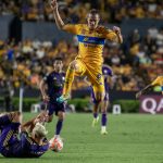 Sebastian Cordoba (arriba) de Tigres de México disputa el balón con Robin Jansson (abajo) de Orlando City de Estados Unidos este martes durante un partido de vuelta de los octavos de final de la Copa de Campeones de la Concacaf entre Tigres y Orlando City, disputado en el Estadio Universitario, en Monterrey (México). EFE/ Miguel Sierra