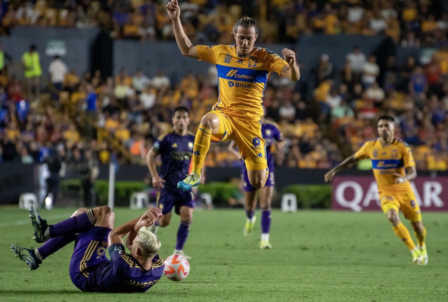 Sebastian Cordoba (arriba) de Tigres de México disputa el balón con Robin Jansson (abajo) de Orlando City de Estados Unidos este martes durante un partido de vuelta de los octavos de final de la Copa de Campeones de la Concacaf entre Tigres y Orlando City, disputado en el Estadio Universitario, en Monterrey (México). EFE/ Miguel Sierra