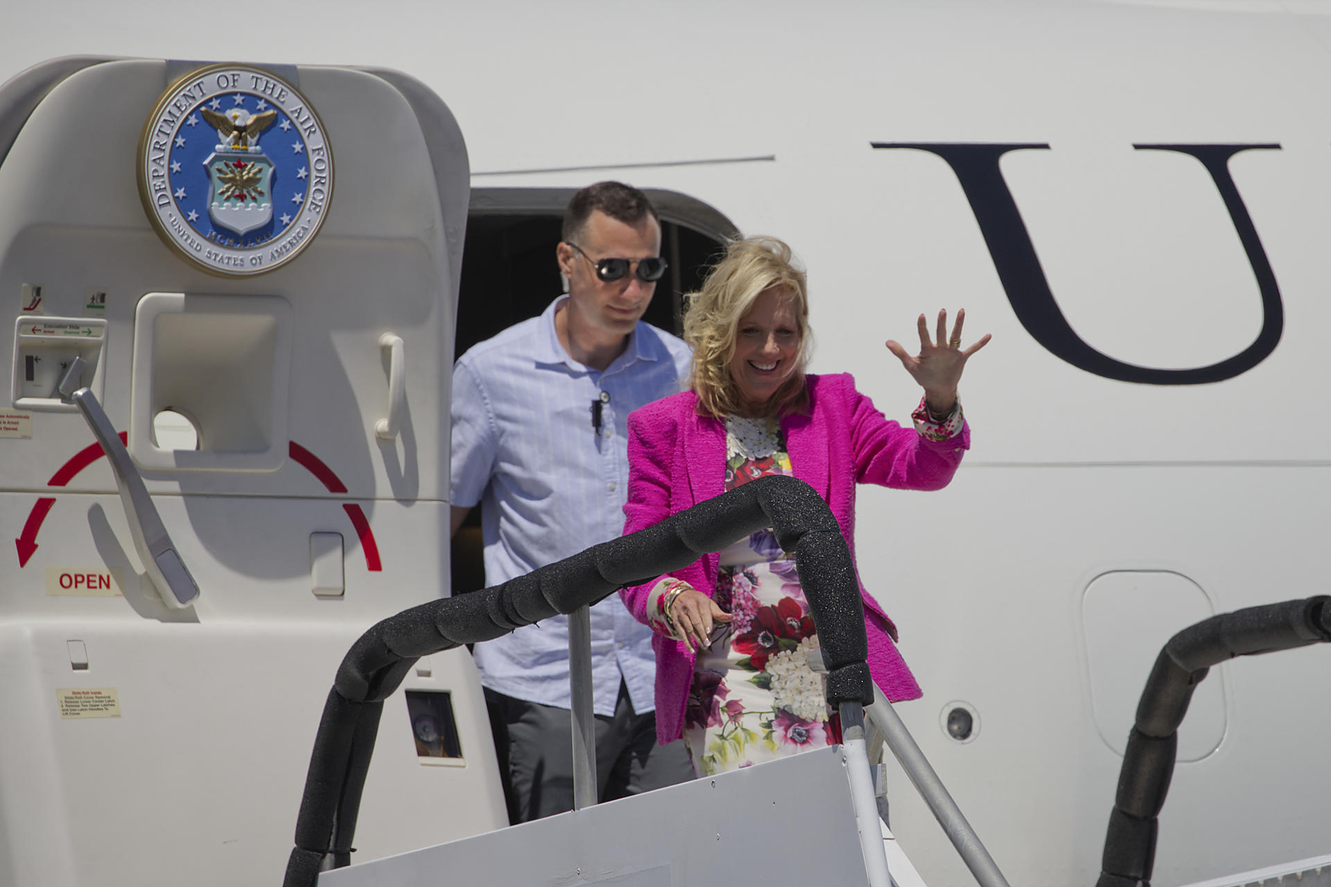 La primera dama de los Estados Unidos Jill Biden saluda a su llegada a la Base Muñiz de la Guardia Nacional Aérea de Puerto Rico este domingo, en Carolina 14 km al este de San Juan (Puerto Rico). EFE/ Thais Llorca
