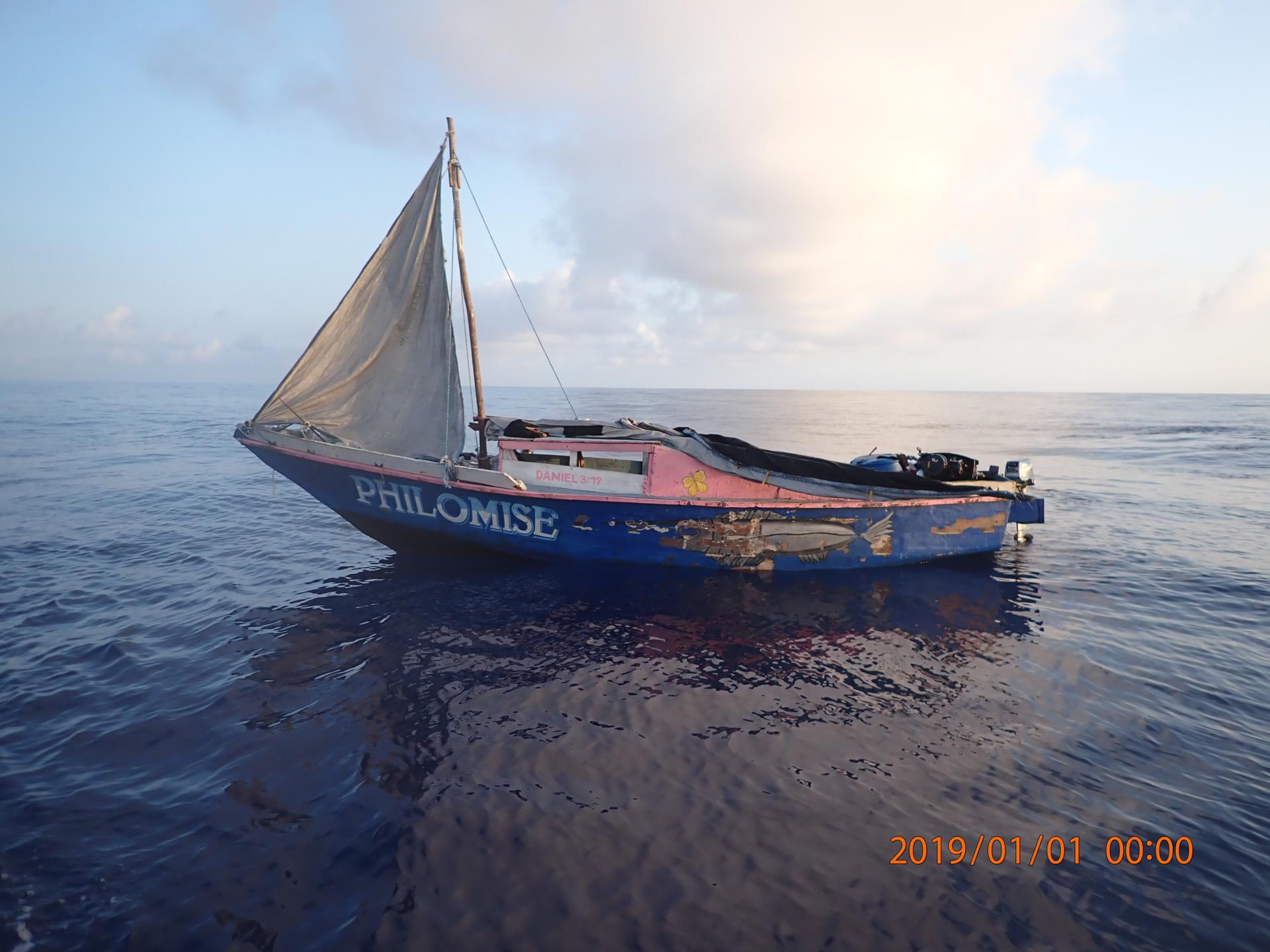 Fotografía cedida por la Guardia Costera de Estados Unidos donde se muestra la embarcación precaria que traía a 65 haitianos que fueron interceptados y socorridos el pasado 7 de marzo por guardacostas estadounidenses cerca de Gran Iguana, en Bahamas. EFE/Guardia Costera EEUU /SOLO USO EDITORIAL /NO VENTAS /SOLO DISPONIBLE PARA ILUSTRAR LA NOTICIA QUE ACOMPAÑA /CRÉDITO OBLIGATORIO
