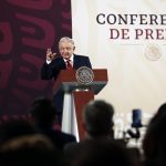 El presidente de México, Andrés Manuel López Obrador, habla durante una conferencia de prensa matutina este miércoles en Palacio Nacional de la Ciudad de México (México). EFE/José Méndez