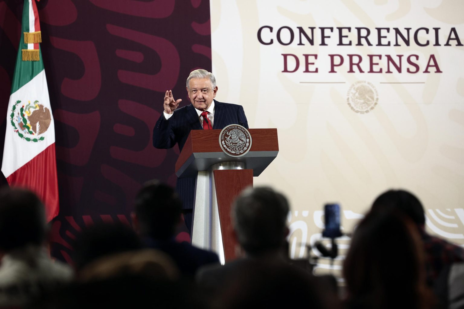 El presidente de México, Andrés Manuel López Obrador, habla durante una conferencia de prensa matutina este miércoles en Palacio Nacional de la Ciudad de México (México). EFE/José Méndez