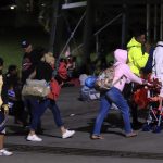 Migrantes de diferentes nacionalidades salen de la Gran Central Metropolitana en la ciudad San Pedro Sula al norte de Honduras. EFE/ José Valle