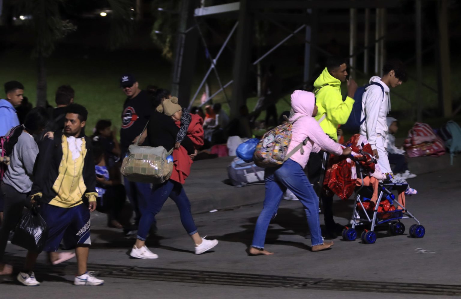 Migrantes de diferentes nacionalidades salen de la Gran Central Metropolitana en la ciudad San Pedro Sula al norte de Honduras. EFE/ José Valle