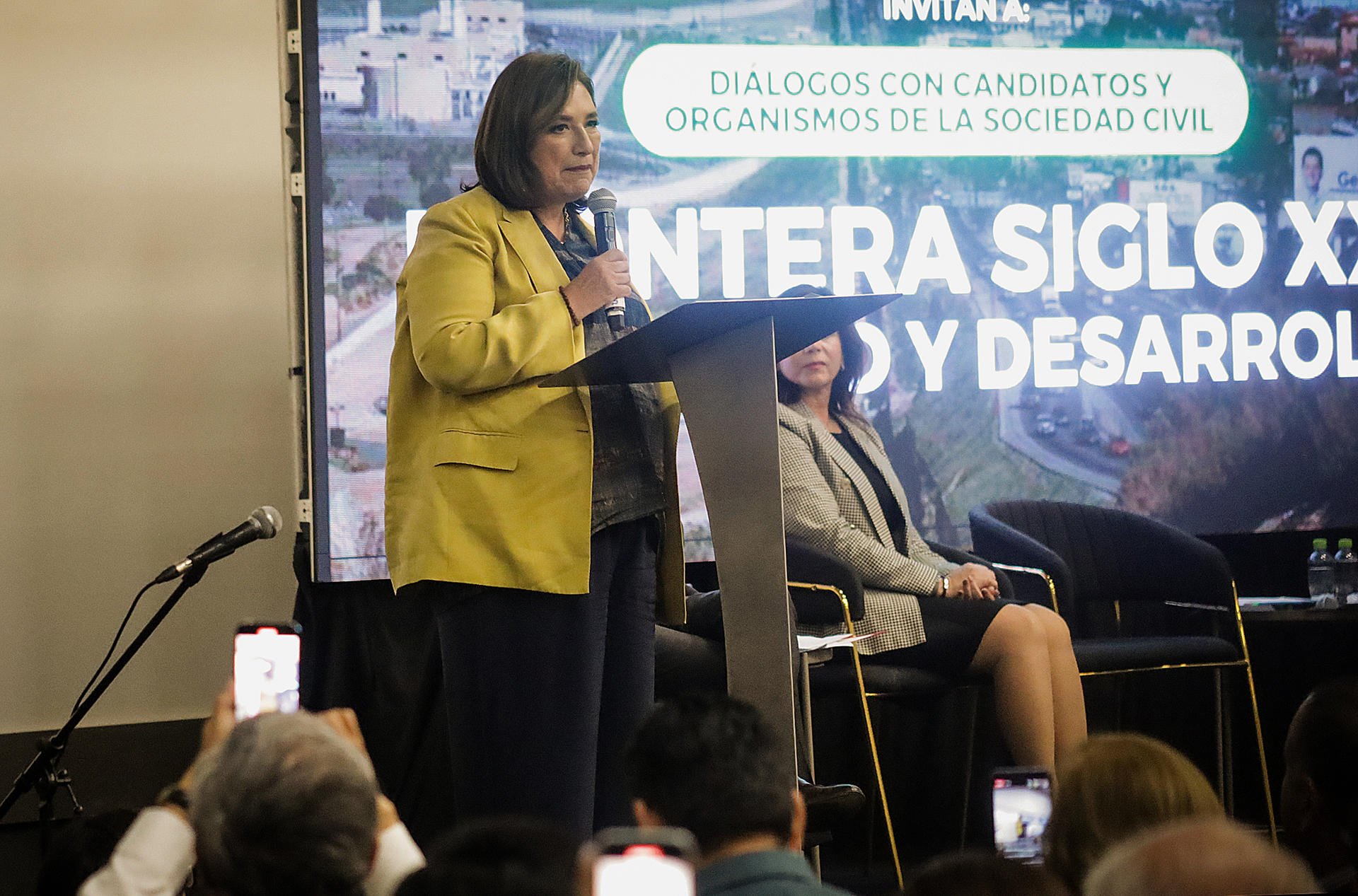 La candidata presidencial de la coalición opositora 'Fuerza y Corazón por México', Xóchitl Gálvez, participa en una conferencia de prensa este miércoles en la ciudad de Tijuana (México). EFE/Joebeth Terríquez
