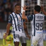 Salomón Rondón (i) de Pachuca festeja su tercer gol este jueves, en el partido de vuelta de los octavos de final de la Copa de Campeones de la Concacaf entre CF Pachuca y Philadelphia Union, disputado en el estadio Hidalgo de la ciudad de Pachuca (México). EFE/ David Martínez Pelcastre