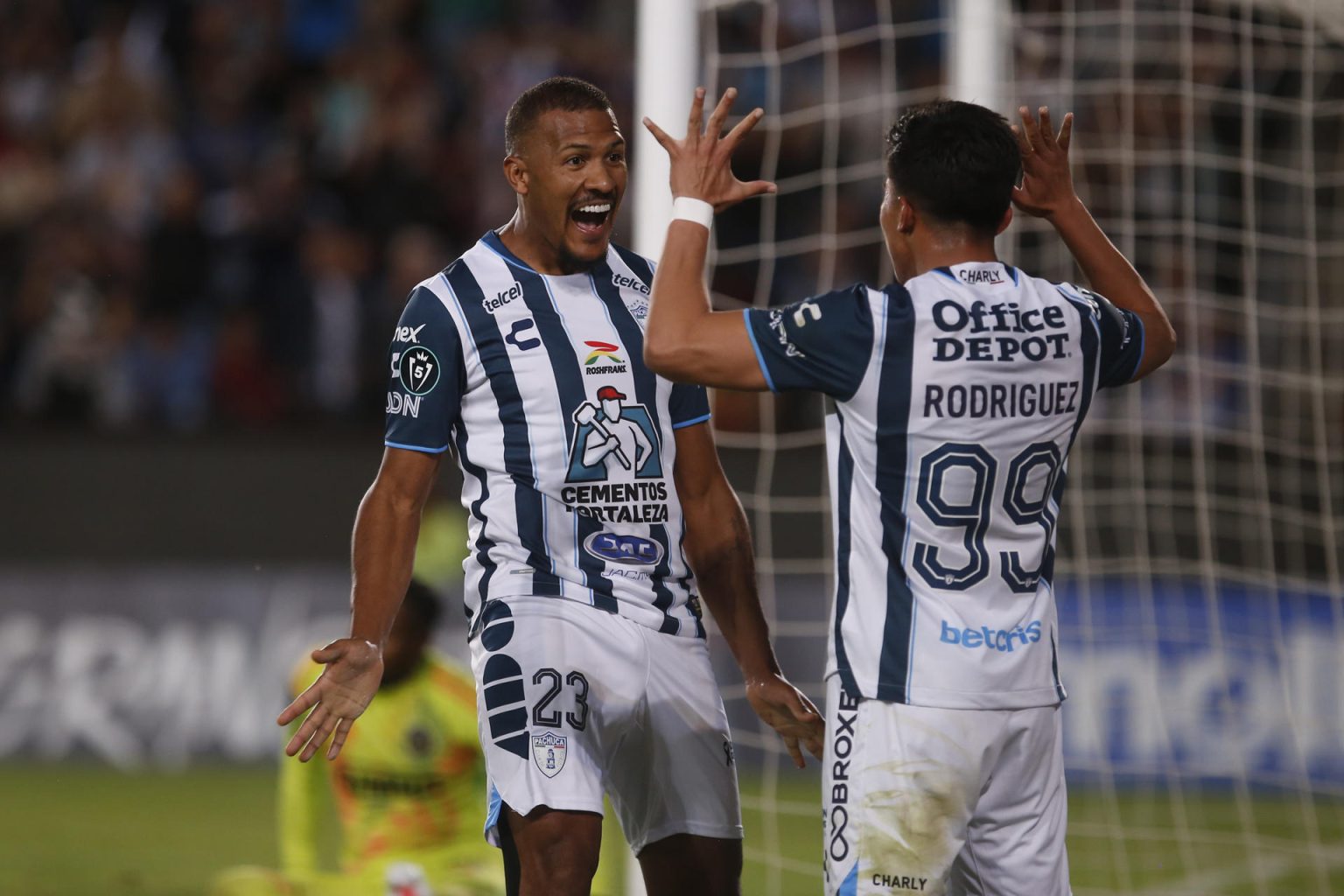 Salomón Rondón (i) de Pachuca festeja su tercer gol este jueves, en el partido de vuelta de los octavos de final de la Copa de Campeones de la Concacaf entre CF Pachuca y Philadelphia Union, disputado en el estadio Hidalgo de la ciudad de Pachuca (México). EFE/ David Martínez Pelcastre