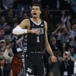 El francés Victor Wembanyama, pívot estrella de los Spurs de San Antonio, fue registrado este domingo, 17 de marzo, durante un partido de la NBA contra los Nets de Brooklyn, en Austin (Texas, EE.UU.). EFE/Adam Davis