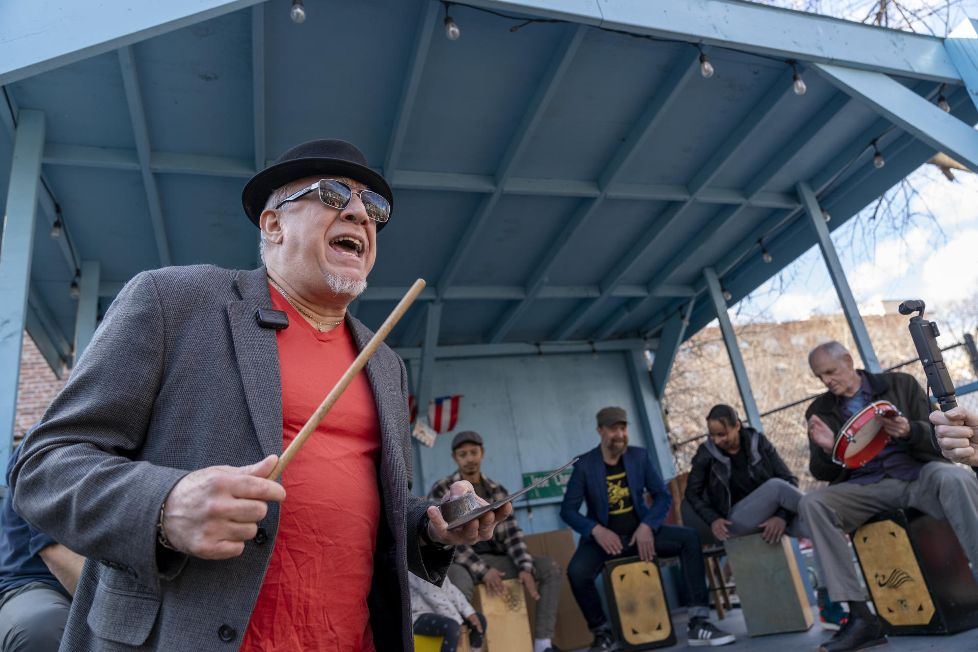 Músicos amantes del flamenco fueron registrados este sábado, 16 de marzo, durante una “cajoneada” en homenaje al legendario guitarrista español Paco de Lucía, iniciativa del Flamenco Festival Nueva York, en las afueras del Rincón Criollo -conocido también como La Casita de Chema-, en el condado del Bronx, en Nueva York (NY, EE.UU.). EFE/Angel Colmenares
