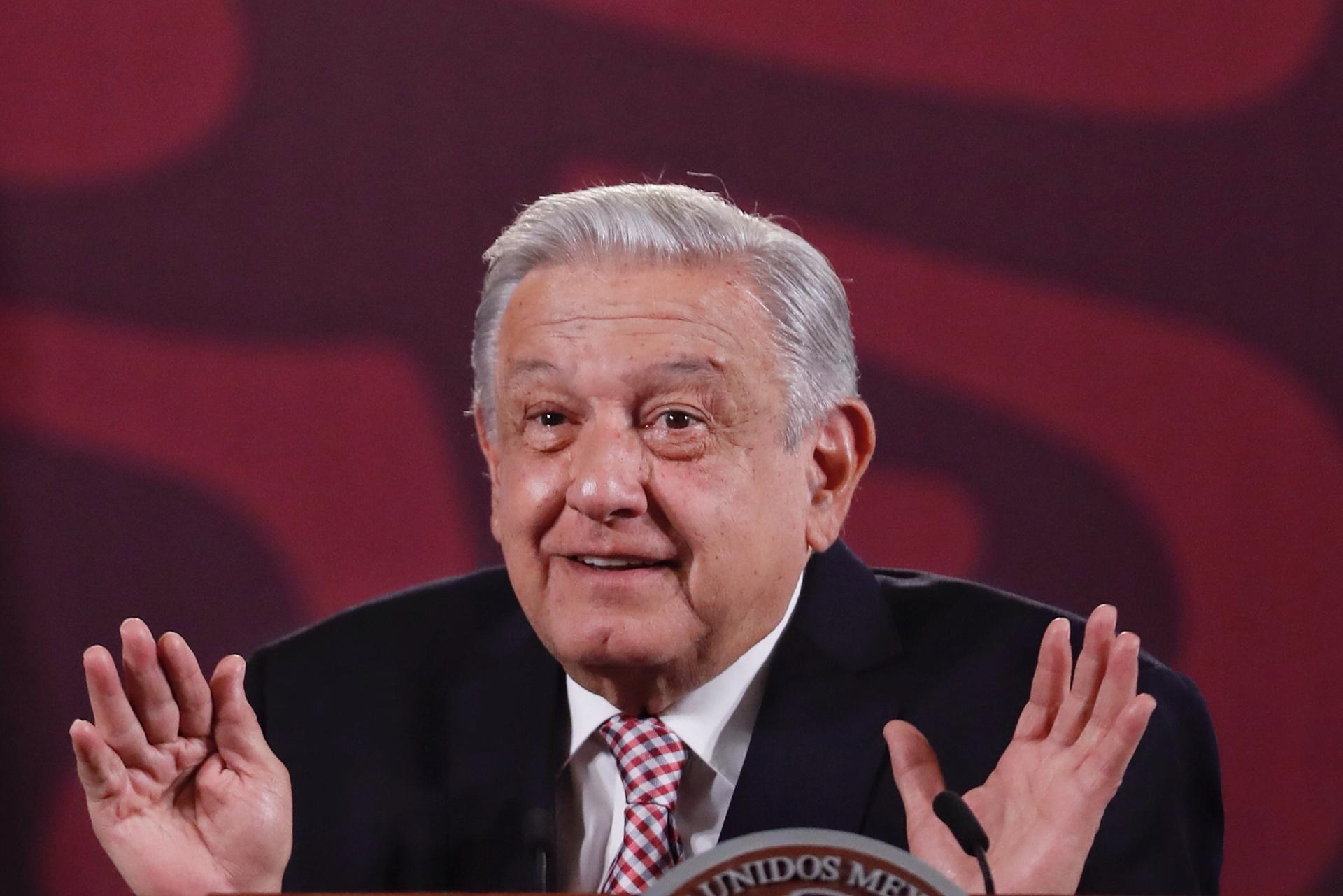 El presidente de México, Andrés Manuel López Obrador, habla este viernes durante una rueda de prensa matutina, en el Palacio Nacional de Ciudad de México (México). EFE/ Sáshenka Gutiérrez
