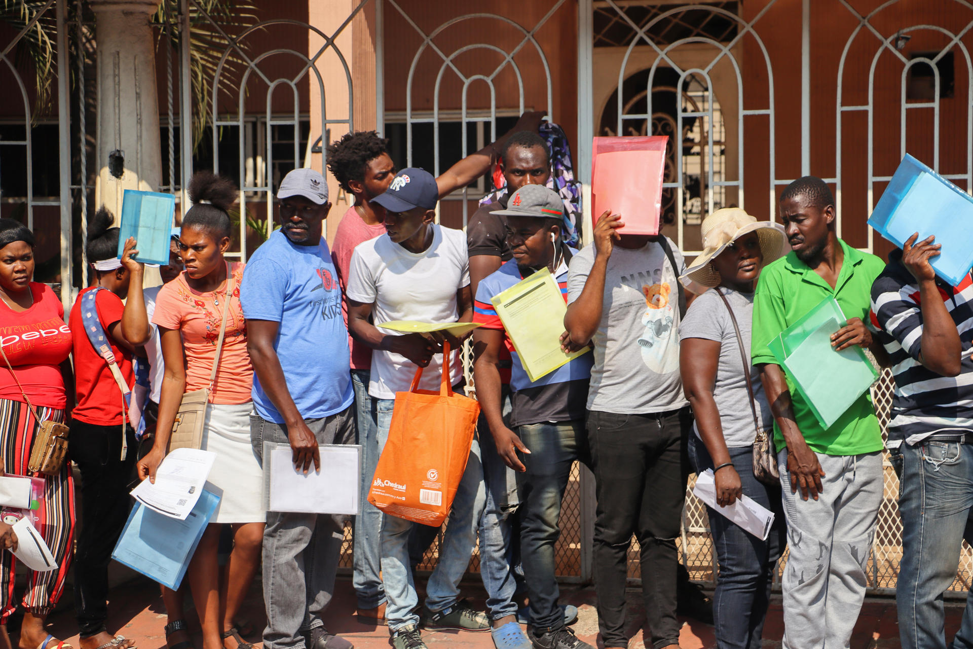 Migrantes permanecen en las instalaciones de la Comisión Mexicana de Ayuda a Refugiados (Comar), este martes en la ciudad de Tapachula, en Chiapas (México). EFE/Juan Manuel Blanco
