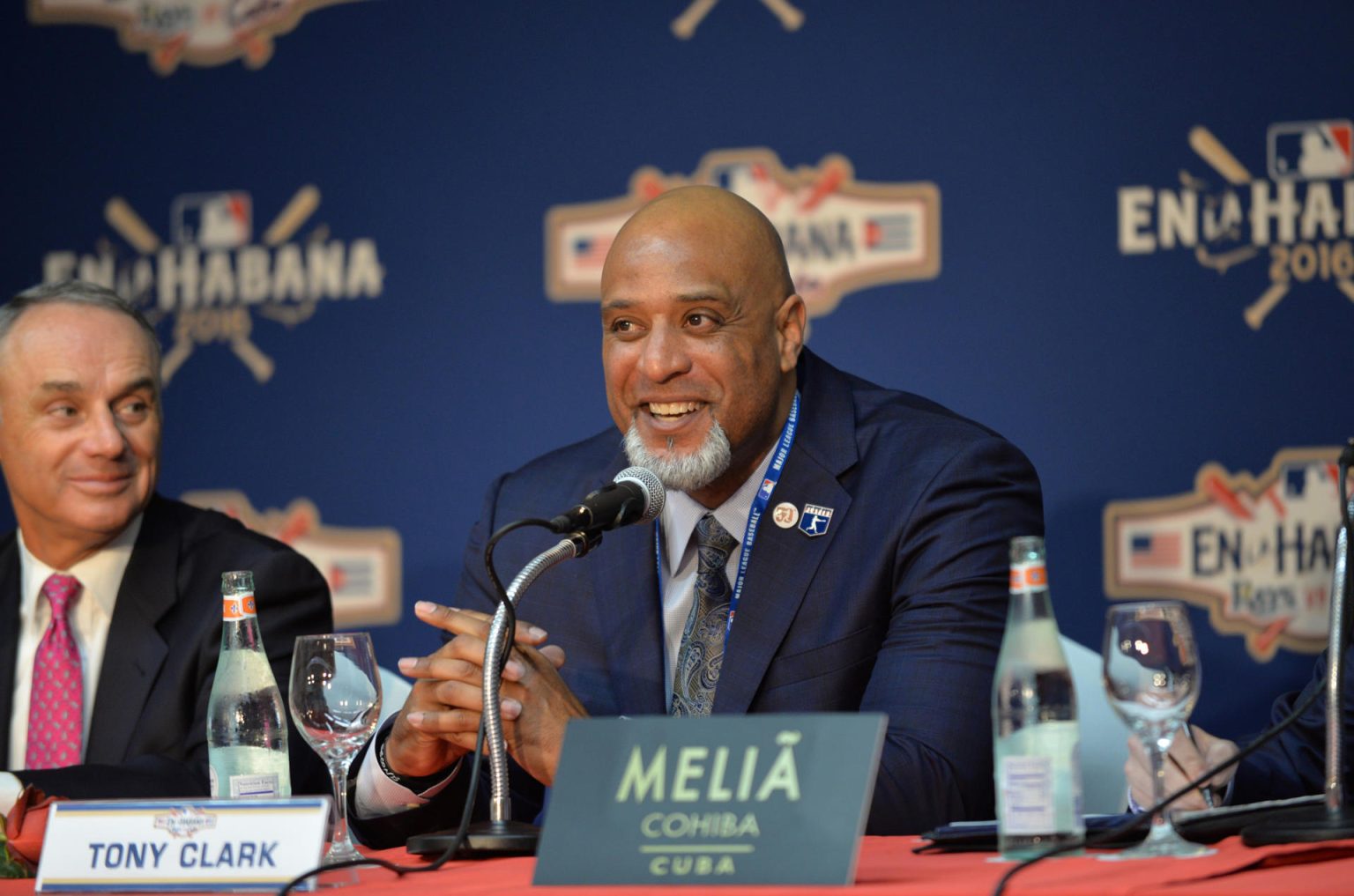 Fotografía de archivo en la que se registró al director ejecutivo del Sindicato de Jugadores de las Grandes Ligas MLB, Tony Clark, durante una conferencia de prensa, en La Habana (Cuba),. EFE/Rolando Pujol