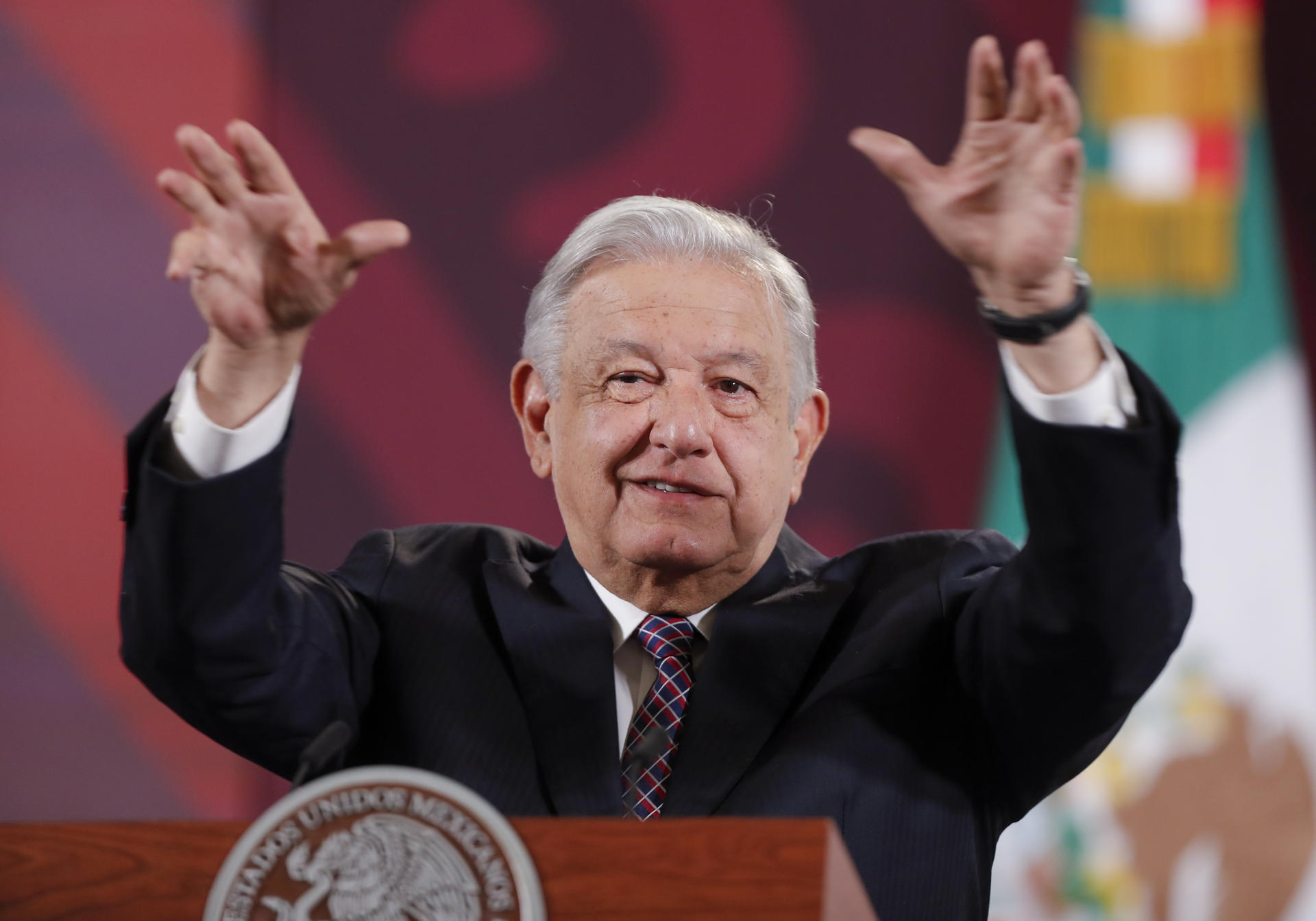 El presidente de México Andrés Manuel López Obrador habla en una rueda de prensa este miércoles, en Palacio Nacional, en la Ciudad de México (México). EFE/ Isaac Esquivel
