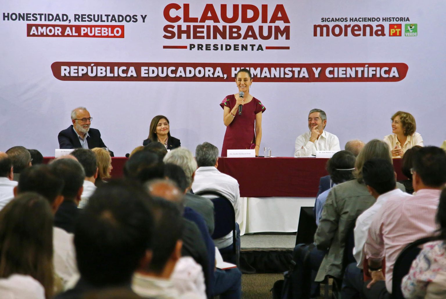 Fotografía cedida este martes por la casa de campaña de la candidata del oficialista Movimiento Regeneración Nacional (Morena), Claudia Sheinbaum (c), durante un acto con docentes y científicos en el estado de Morelos (México). EFE/ Casa de campaña Claudia Sheinbaum SÓLO USO EDITORIAL/SÓLO DISPONIBLE PARA ILUSTRAR LA NOTICIA QUE ACOMPAÑA (CRÉDITO OBLIGATORIO)