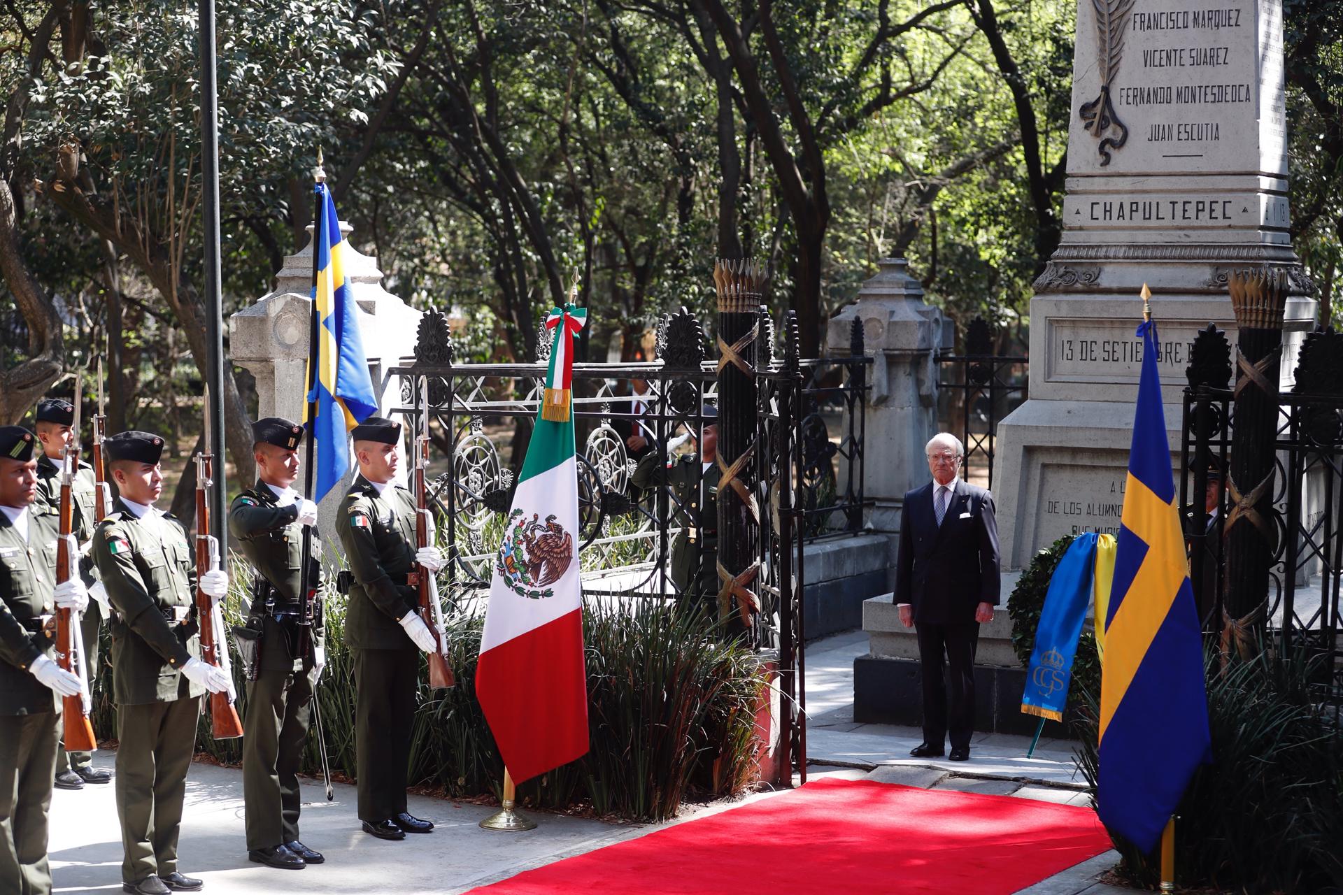 El rey de Suecia Carlos XVI Gustavo monta una guardia frente al obelisco de los Niños Héroes, donde ofrecieron una ofrenda floral, este martes en la Ciudad de México (México). EFE/Sáshenka Gutiérrez
