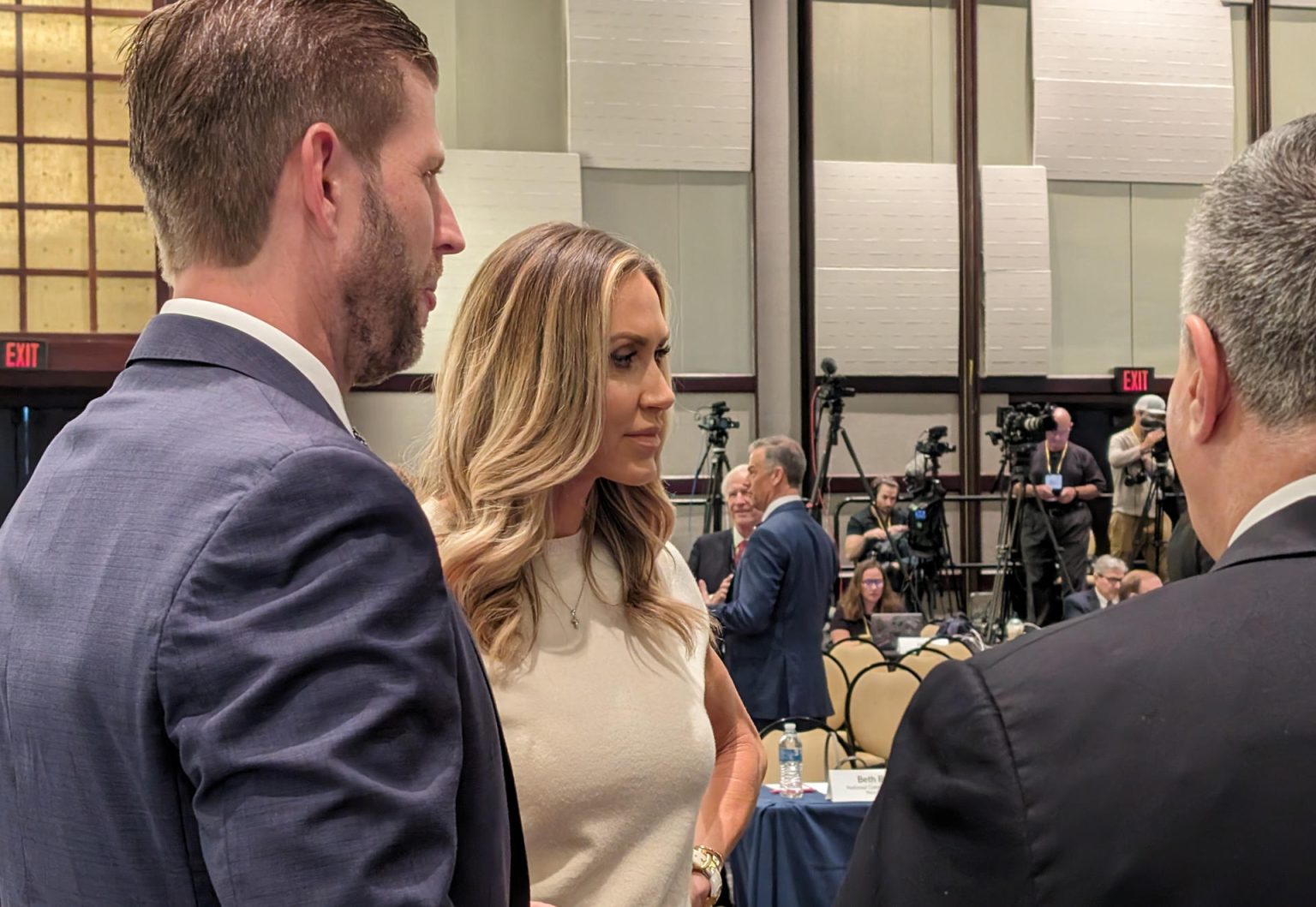 La nuera del expresidente Donald Trump (2017-2021), Lara Trump (c), y su esposo de Eric Trump (i), hablan con republicanos durante su participación en la reunión de primavera del Comité Nacional Republicano (RNC) que se celebra este viernes en Houston, Texas.EFE/Sarah Yáñez-Richards