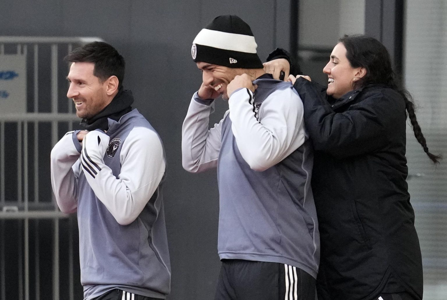 Imagen de archivo del argentino Lionel Messi (i) y el uruguayo Luis Suárez (c). EFE/EPA/FRANCK ROBICHON