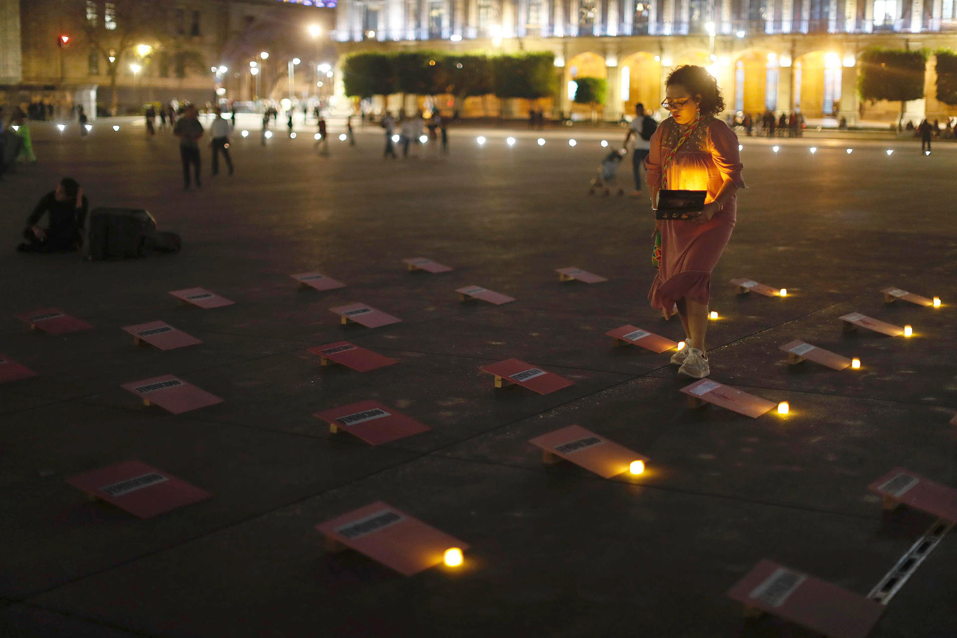 Activistas y familiares de víctimas de feminicidio iluminan con veladoras este jueves, la explanada del Zócalo de la Ciudad de México (México). EFE/Sashenka Gutiérrez
