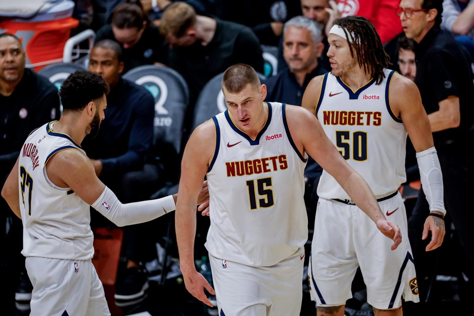 Fotografía de archivo en la que se registró al serbio Nikola Jokic (c), pivot estrella de los Nuggets de Denver, durante un partido de la NBA, en el coliseo State Farm Arena, en Atlanta (Georgia, EE.UU.) EFE/Erik S. Lesser