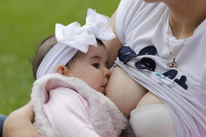 Fotografía de archivo donde aparece una madre mientras amamanta a su bebe en un parque. EFE/Mauricio Dueñas Castañeda