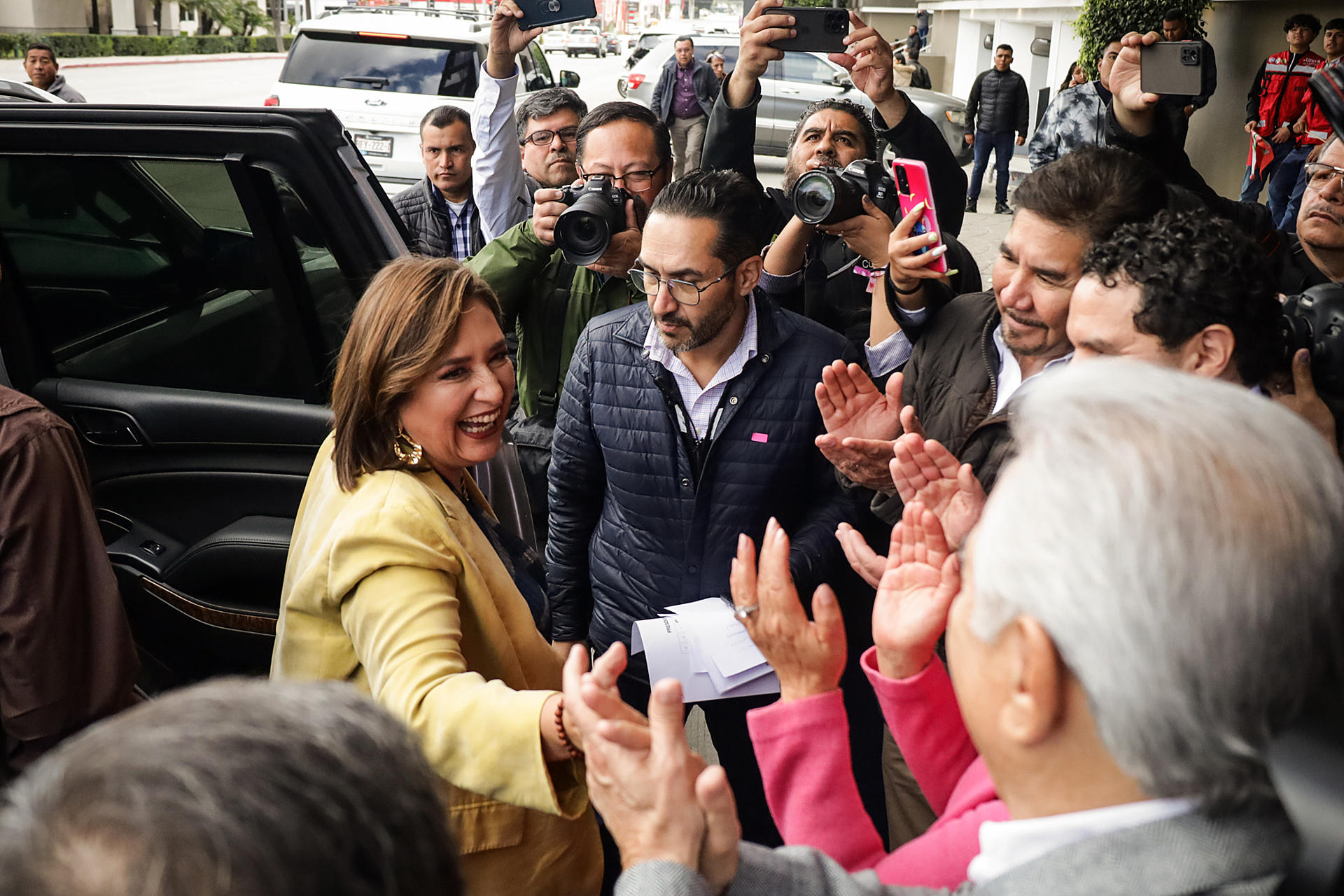 La candidata presidencial de la coalición opositora 'Fuerza y Corazón por México', Xóchitl Gálvez, saluda a su llegada para participar en una conferencia de prensa este miércoles en la ciudad de Tijuana (México). EFE/Joebeth Terríquez
