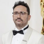 El cineasta español Juan Antonio Bayona durante la alfombra roja de la edición 96 de los premios Óscar en el Dolby Theatre de los Ángeles (EE.UU.). EFE/EPA/ALLISON DINNER