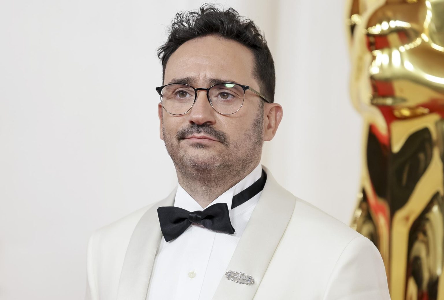 El cineasta español Juan Antonio Bayona durante la alfombra roja de la edición 96 de los premios Óscar en el Dolby Theatre de los Ángeles (EE.UU.). EFE/EPA/ALLISON DINNER