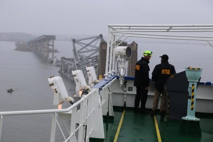 Fotografía proporcionada el 27 de marzo por la Junta Nacional de Seguridad en el Transporte (NTSB) que muestra a los investigadores de la NTSB en el puente del buque de carga Dali, en Baltimore, Maryland, EE.UU., el 26 Marzo de 2024. EFE/PETER KNUDSON /NTSB/ ***SOLO USO EDITORIAL/SOLO DISPONIBLE PARA ILUSTRAR LA NOTICIA QUE ACOMPAÑA (CRÉDITO OBLIGATORIO)***