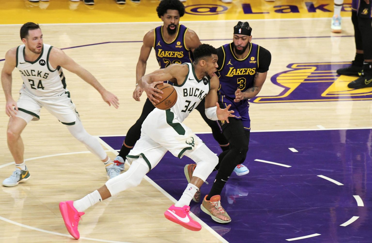 El jugador de Milwaukee Bucks Giannis Antetokounmpo (c) en acción durante el el partido de baloncesto de la NBA entre los Milwaukee Bucks y los Angeles Lakers en los Ángeles, California, EE.UU. EFE/EPA/ERICK MADRID