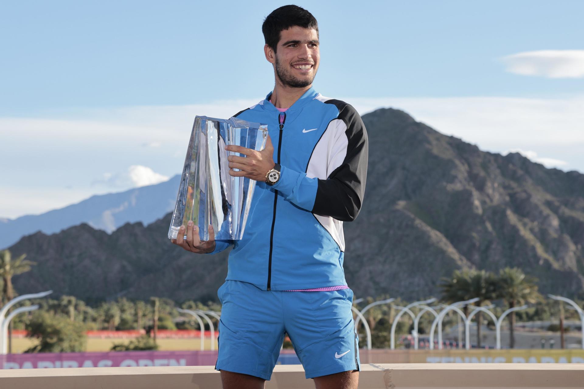 El tenista español Carlos Alcaraz fue registrado este domingo, 17 de marzo, al posar con el trofeo de campeón del Masters 1.000 de Indian Wells, en Indian Wells  (California, EE.UU.). EFE/John G. Mabanglo
