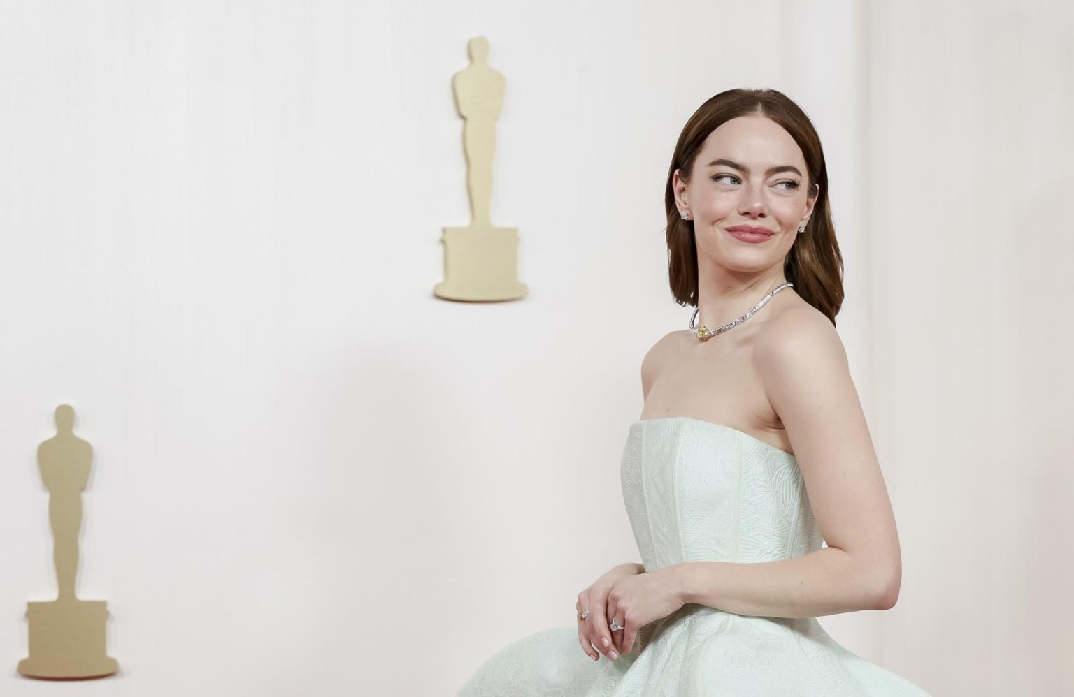 La actriz Emma Stone en la alfombra roja de los premios Oscar en el Dolby Theatre en Los Ángeles (EE.UU). EFE/EPA/ALLISON DINNER