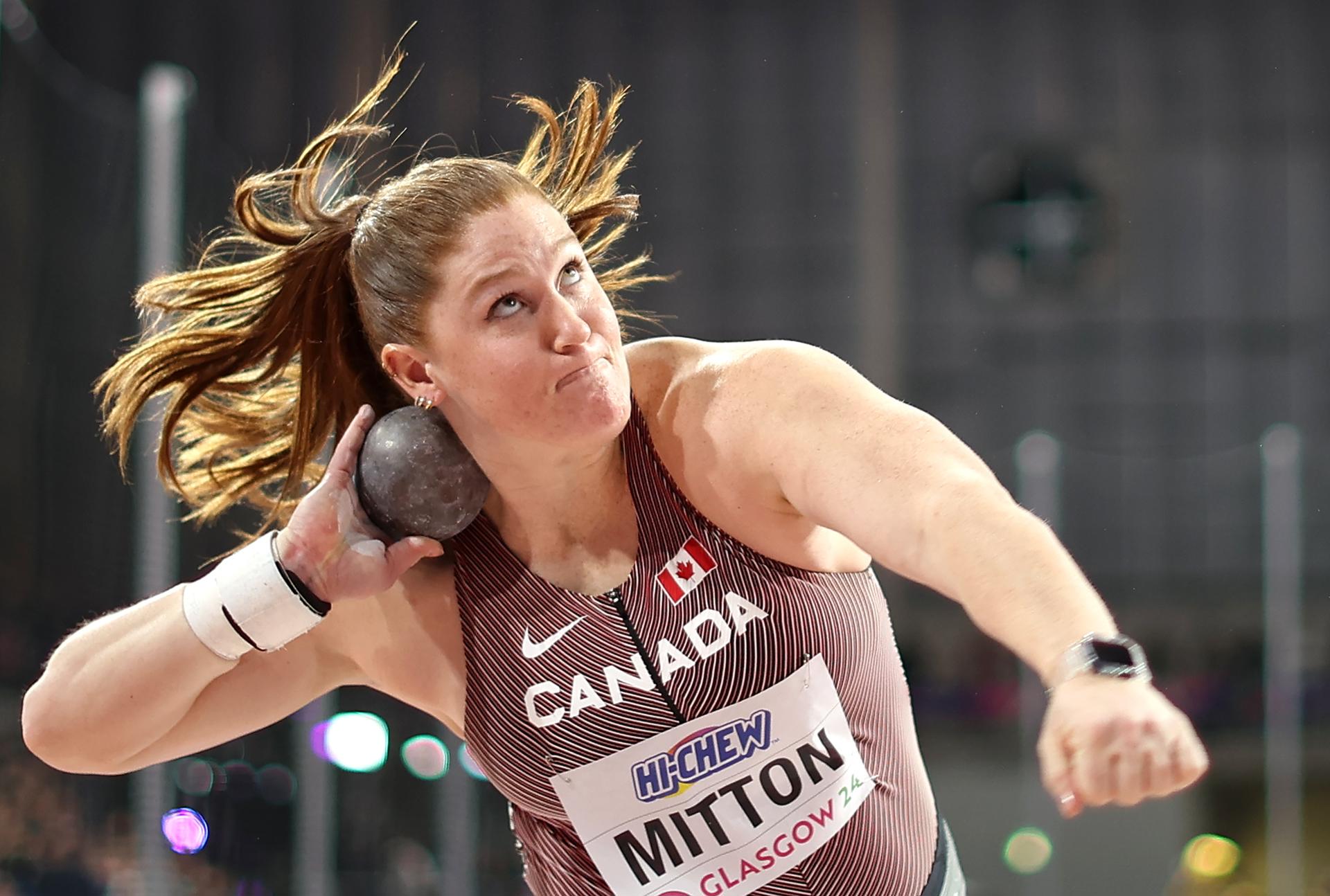 La canadiense Sarah Mitton se proclamó campeona del mundo de pista cubierta en lanzamiento de peso, con una marca de 20.22 metros en su sexto y último intento, en la primera final de los Mundiales que se disputan en Glasgow (Escocia). EFE/EPA/ADAM VAUGHAN
