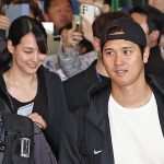 El jugador de béisbol Shohei Ohtani, de Los Angeles Dodgers, y su esposa Mamiko Tanaka (c) a su llegada al aeropuerto de Incheon en Seúl. EFE/EPA/YONHAP