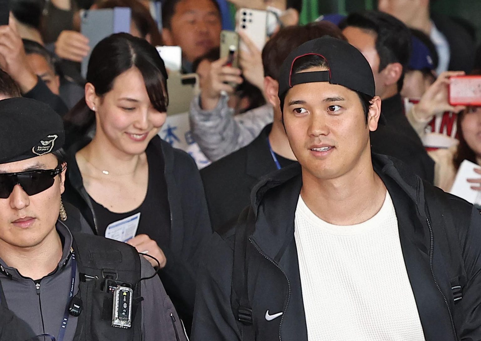 El jugador de béisbol Shohei Ohtani, de Los Angeles Dodgers, y su esposa Mamiko Tanaka (c) a su llegada al aeropuerto de Incheon en Seúl. EFE/EPA/YONHAP