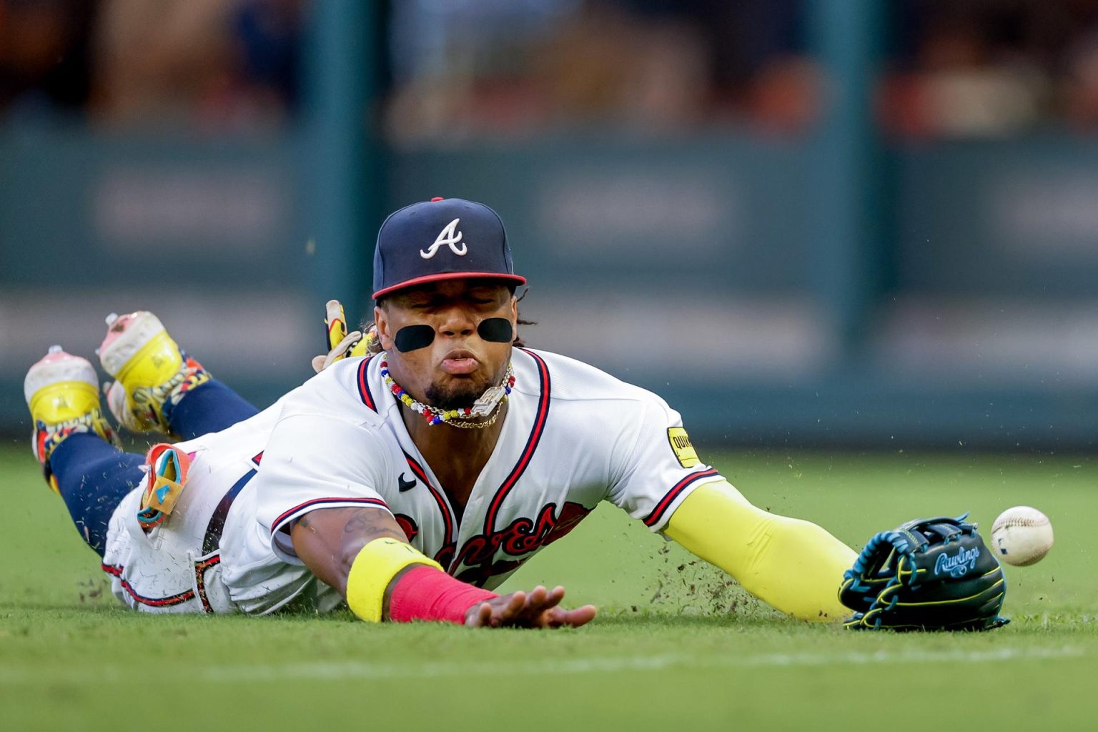 Fotografía de archivo en la que se registró al beisbolista venezolano Ronald Acuna Jr., jardinero de los Bravos de Atlanta, durante un partido de la MLB, en estadio Truist Park, en Atlanta (Georgia, EE.UU.). EFE/Erik S. Lesser