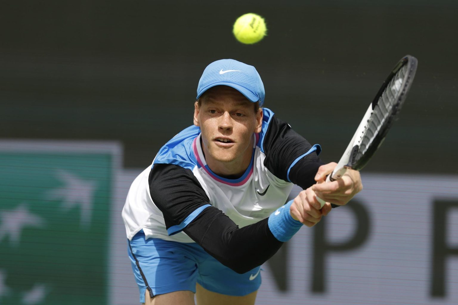 El tenista italiano Jannik Sinner fue registrado este jueves, 14 de marzo, al devolverle una bola al checo Jiri Lehecka, durante un partido de los cuartos de final del Masters 1.000 de Indian Wells, en Indian Wells (California, EE.UU.) EFE/John G. Mabanglo