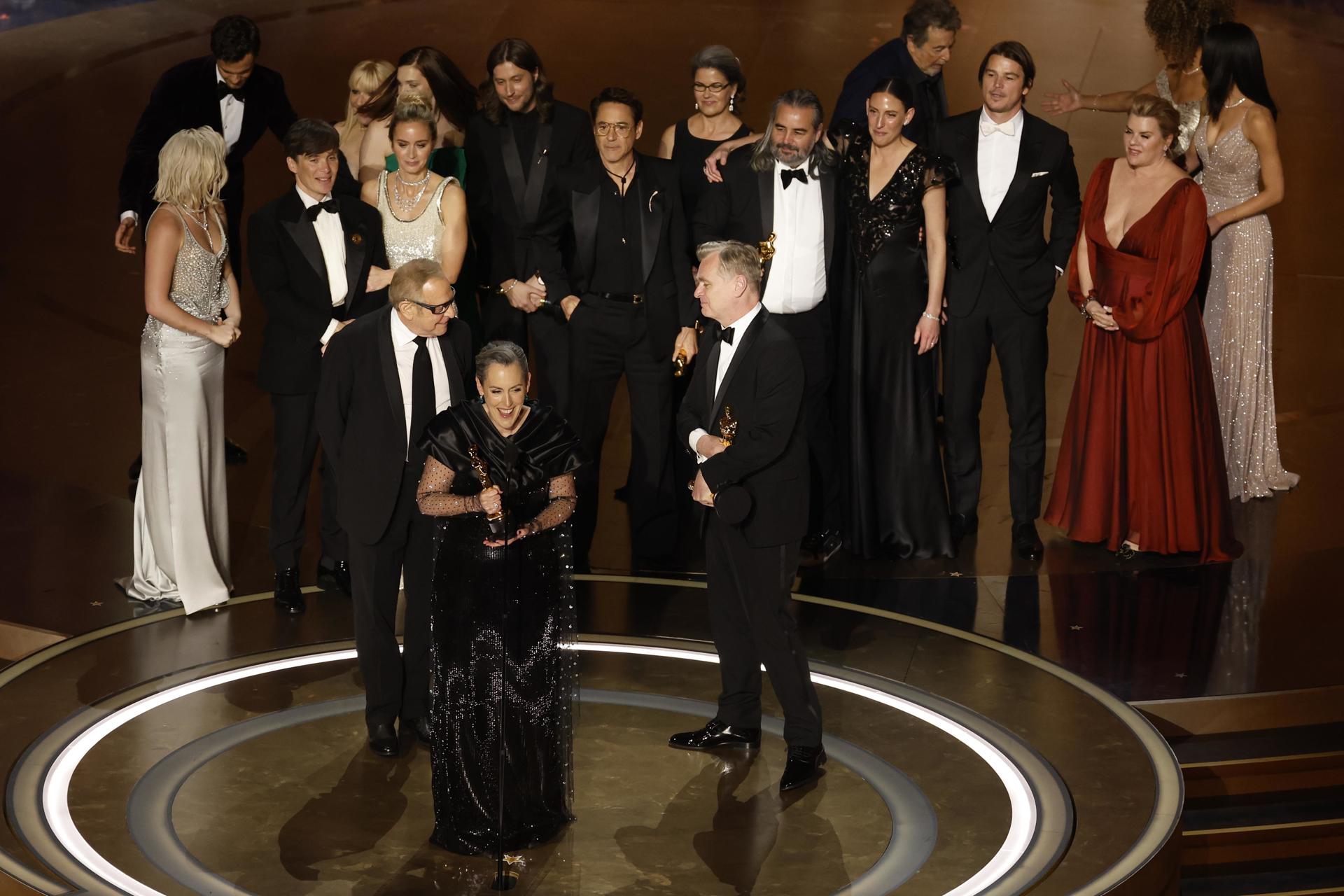 Emma Thomas (c) habla mientras el elenco de Oppenheimer celebra después de ganar el premio a mejor película en la edición 96 de los premios Óscar en Los Ángeles (EE.UU.). EFE/EPA/CAROLINE BREHMAN
