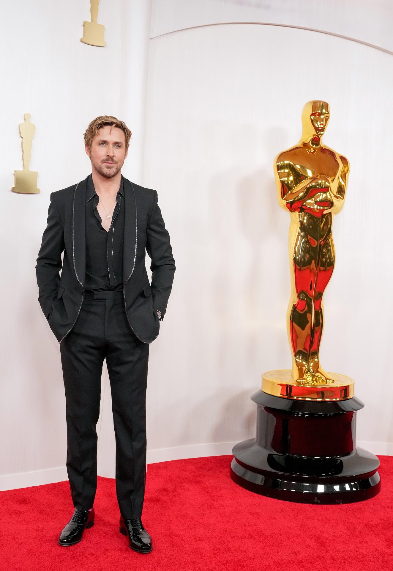 Ryan Gosling en la alfombra roja de los premios Oscar en el Dolby Theatre en Los Ángeles (EE.UU). EFE/EPA/ALLISON DINNER
