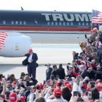 El expresidente y candidato republicano a la presidencia de Estados Unidos, Donald Trump (c-i), fue registrado este sábado, 16 de marzo, durante un acto proselitista, en Vandalia (Ohio, EE.UU.) EFE/Marck Lyons