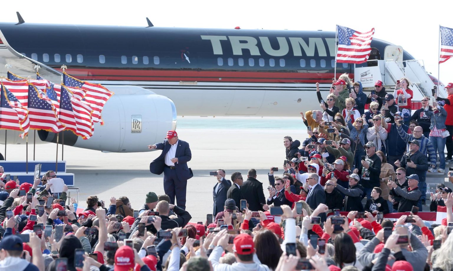 El expresidente y candidato republicano a la presidencia de Estados Unidos, Donald Trump (c-i), fue registrado este sábado, 16 de marzo, durante un acto proselitista, en Vandalia (Ohio, EE.UU.) EFE/Marck Lyons