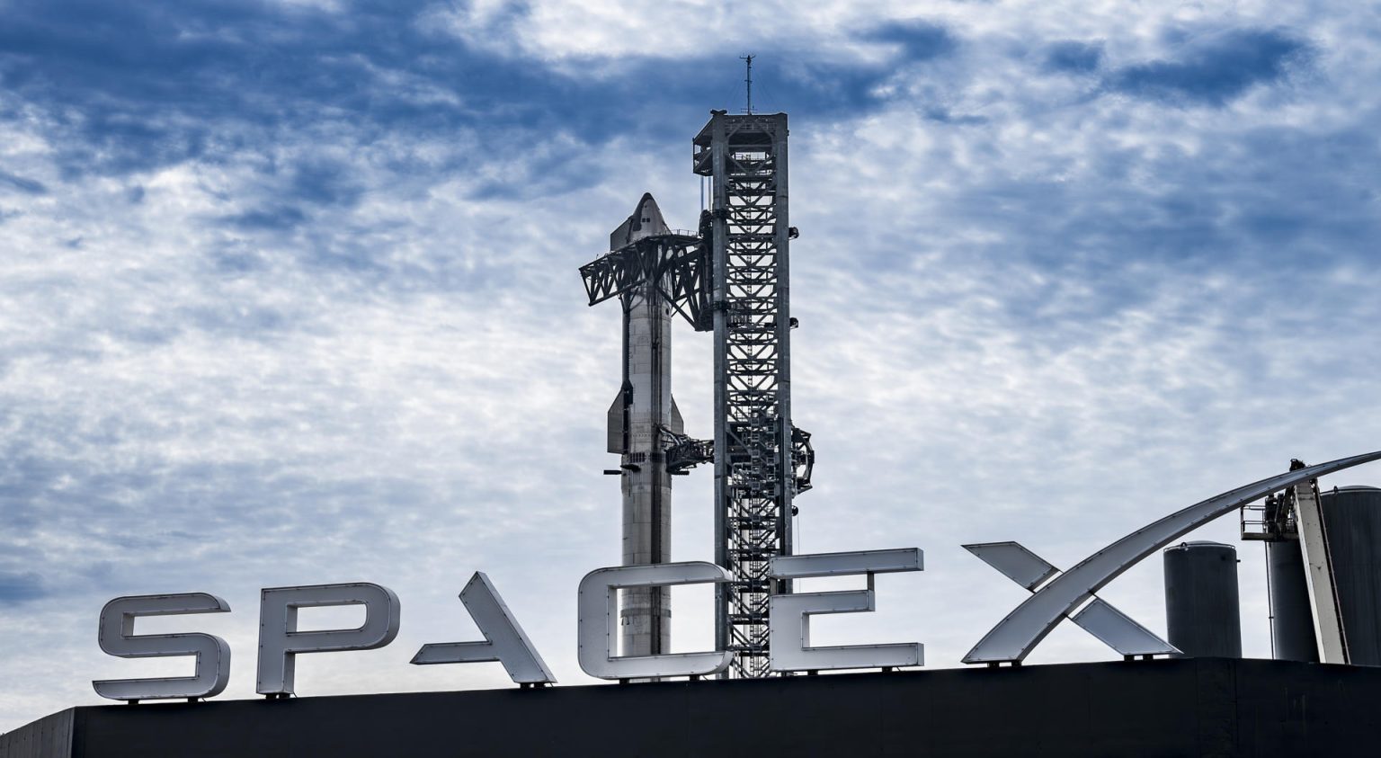 Fotografía divulgada el martes 12 de marzo de 2024 por SpaceX donde se muestra su tercer vehículo Starship apilado en la plataforma de lanzamiento en Boca Chica, Texas (EE. UU). EFE/SpaceX /SOLO USO EDITORIAL /NO VENTAS /SOLO DISPONIBLE PARA ILUSTRAR LA NOTICIA QUE ACOMPAÑA /CRÉDITO OBLIGATORIO