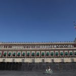 Fotografía de unas vallas metálicas que rodean el Palacio Nacional este jueves en la Ciudad de México (México). EFE/Mario Guzmán