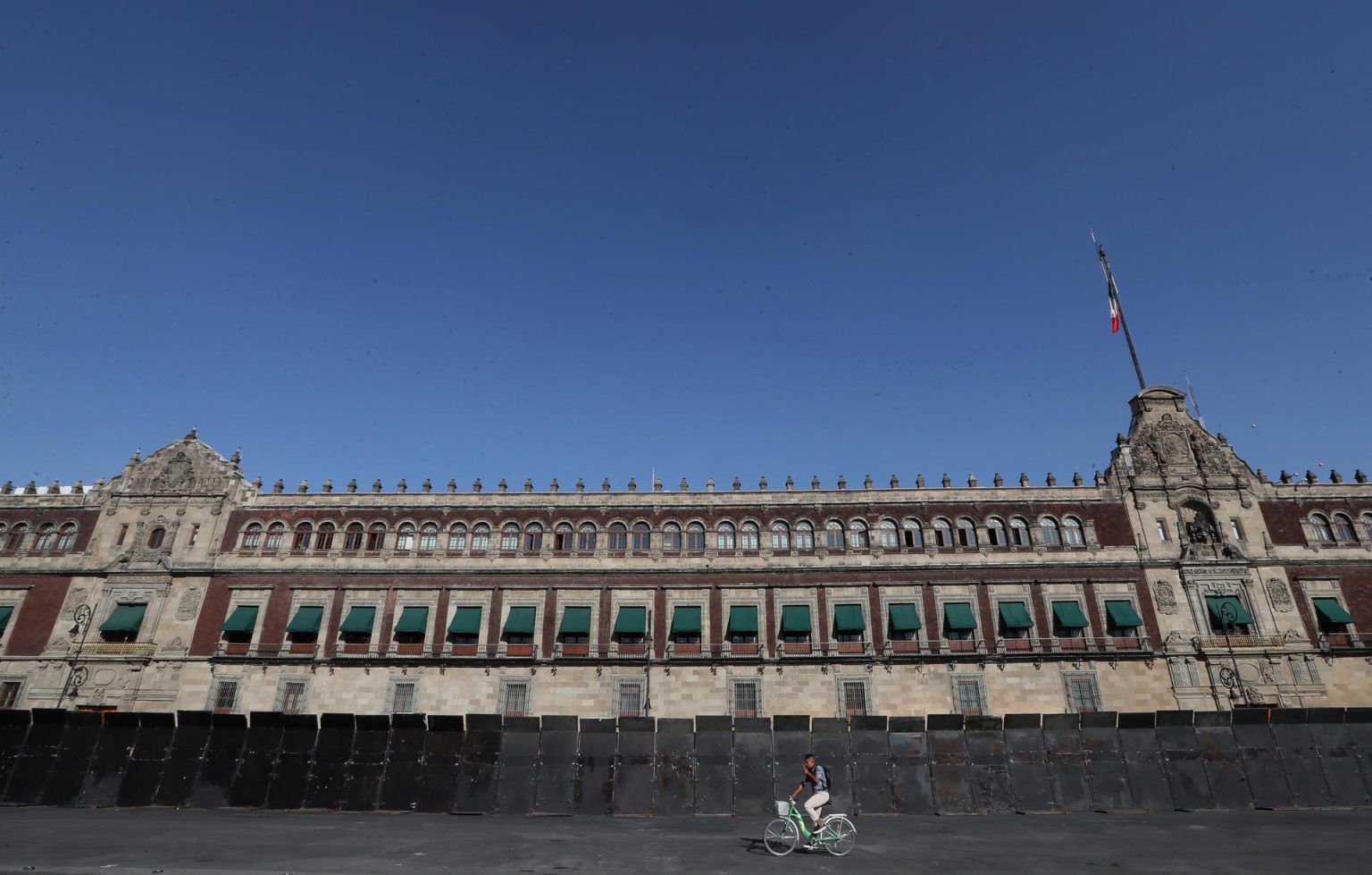 Fotografía de unas vallas metálicas que rodean el Palacio Nacional este jueves en la Ciudad de México (México). EFE/Mario Guzmán