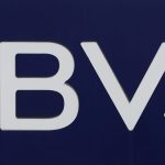 Fotografía de archivo de un logotipo de la institución bancaria BBVA, en la Ciudad de México (México). EFE/Mario Guzmán